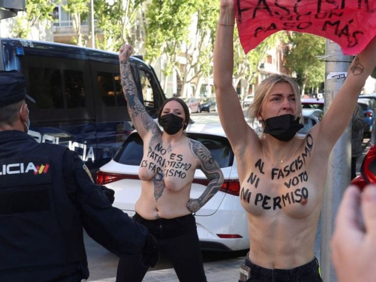 Activistas de Femen protestan con el torso desnudo a las afueras del colegio en el que vota Monasterio