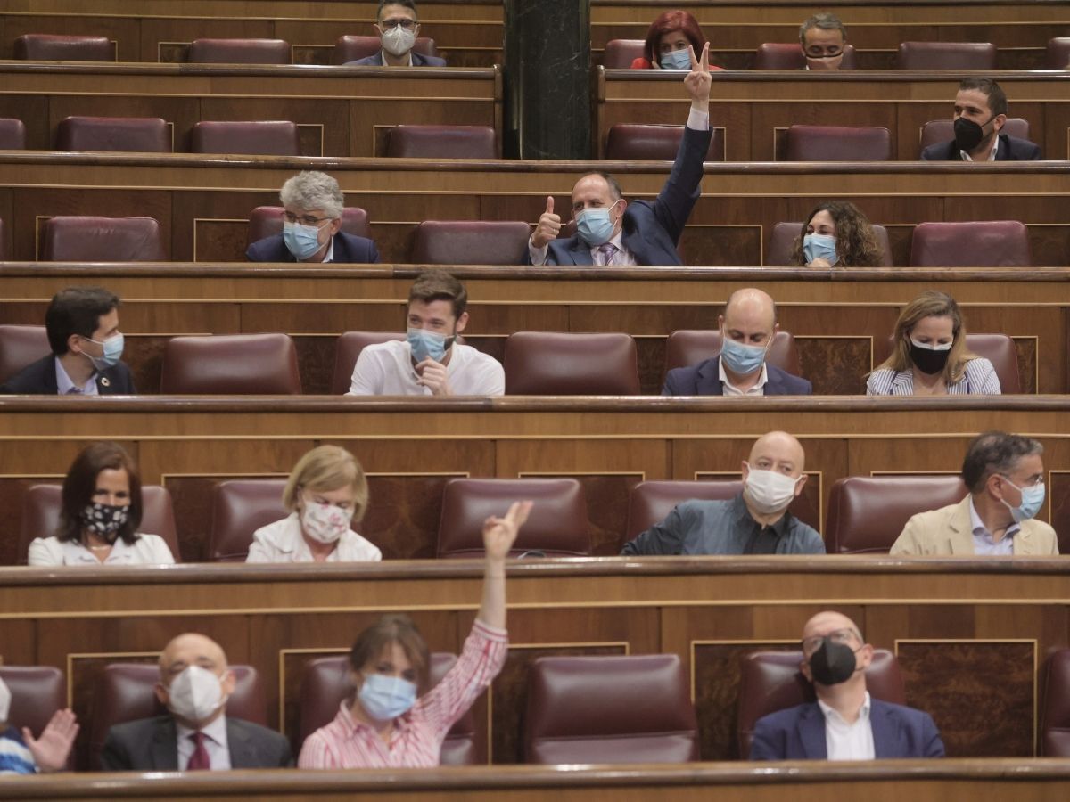 Asistentes votan en una sesión plenaria en el Congreso de los Diputados, a 27 de mayo de 2021, en Madrid, (España).