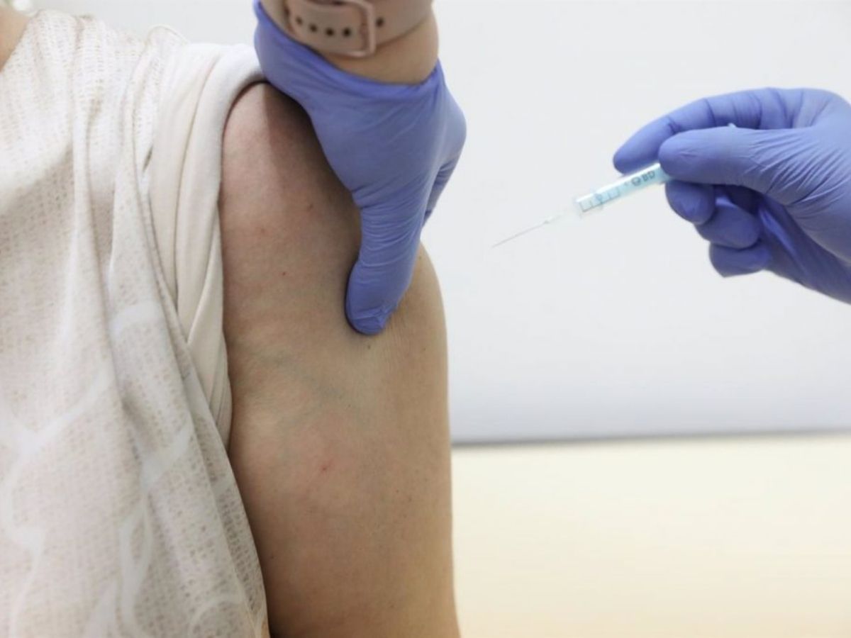 Madrid prevé vacunar a población entre 40 y 49 años en junio y podría llegar a menores de 40 en julio