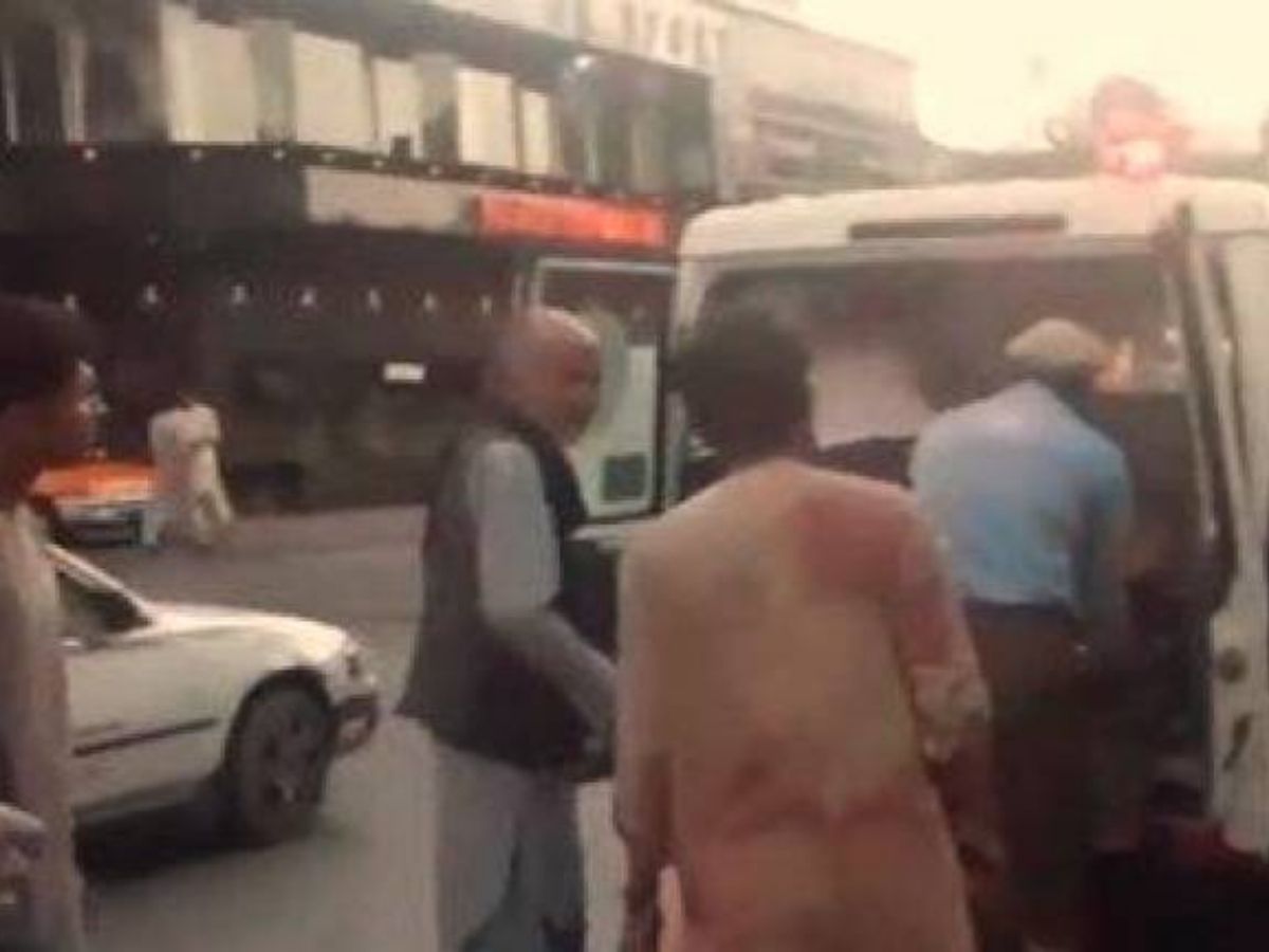 Traslado de los heridos al hospital tras el doble atentado junto al aeropuerto de Kabul.