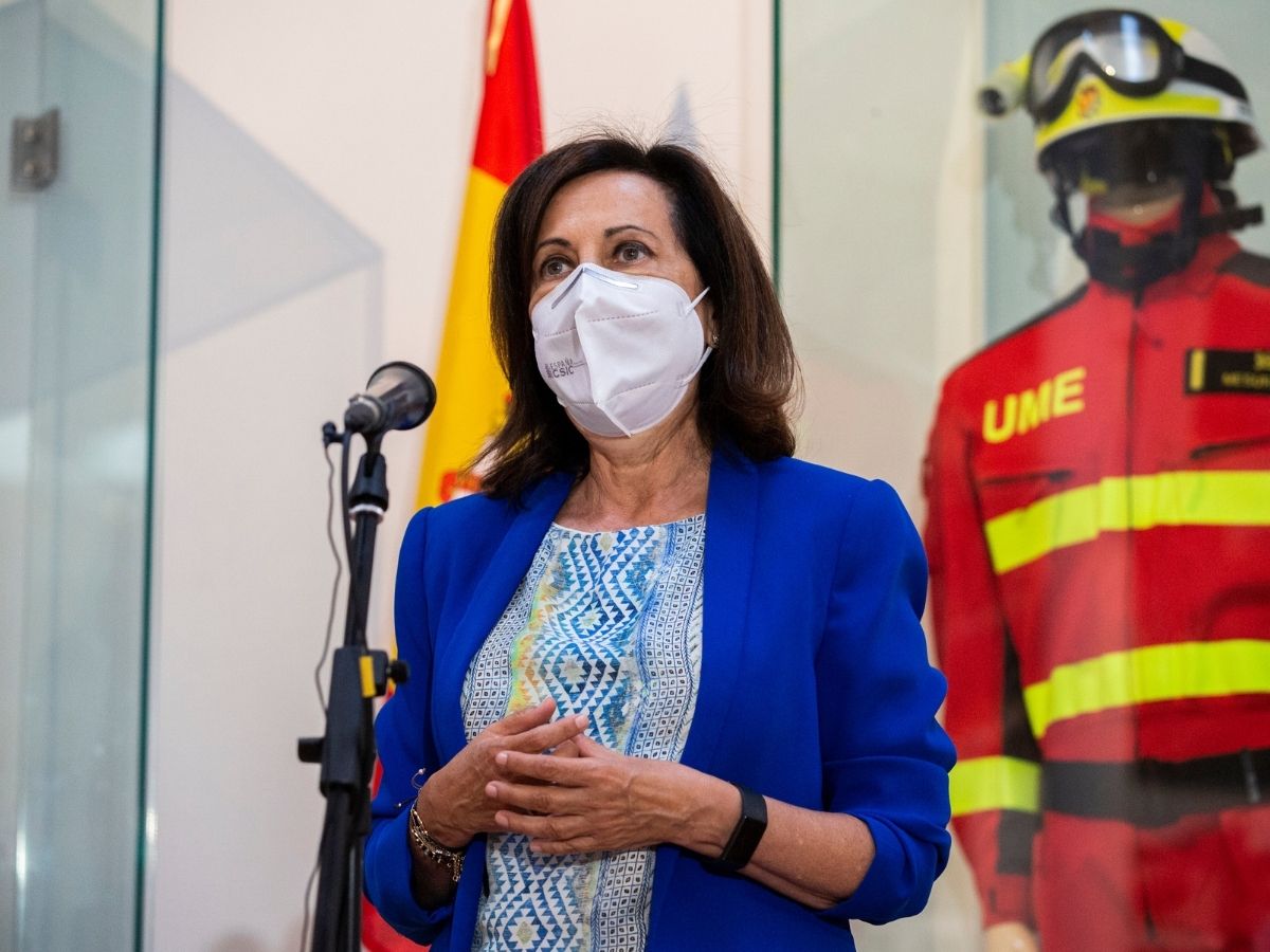 a ministra de Defensa, Margarita Robles, interviene en una rueda de prensa durante su visita al Cuartel General de la Unidad Militar de Emergencias en la Base Aérea de Torrejón, a 23 de agosto de 2021, en Torrejón, Madrid, (España)