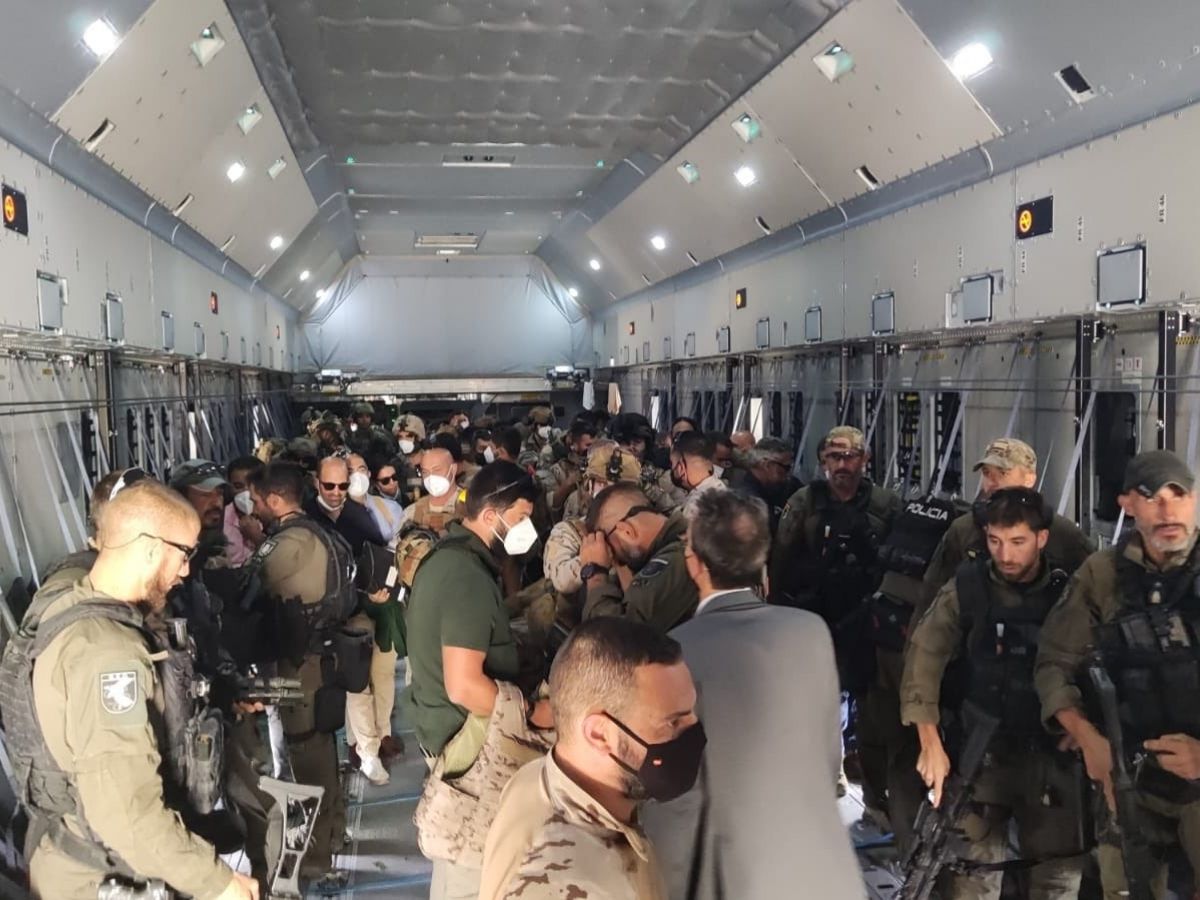 Varios militares en el avión de vuelta a Dubái desde Kabul, después de concluir su misión de evacuación de personas de Afganistán, a 27 de agosto de 2021, en Dubái (Emiratos Árabes).