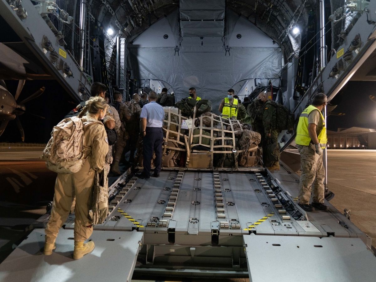 Militares se preparan para subir a uno de los dos aviones A400M de las Fuerzas Armadas minutos antes del despegue en la base de Zaragoza rumbo a Dubái, a 16 de agosto de 2021, en Zaragoza, (España)