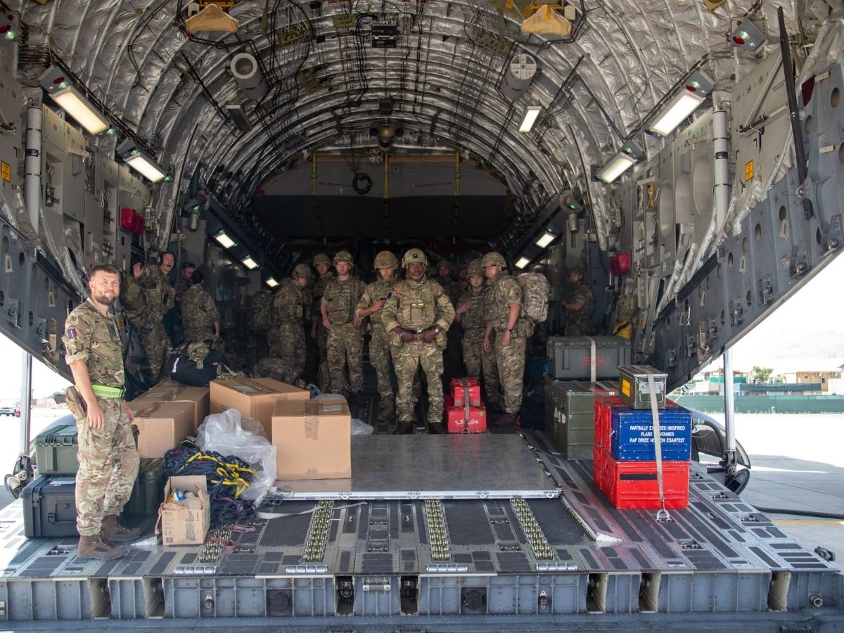 Miembros de la 16 Brigada de Asalto del Aire llegan a Kabul para ayudar a rescatar a ciudadanos británicos