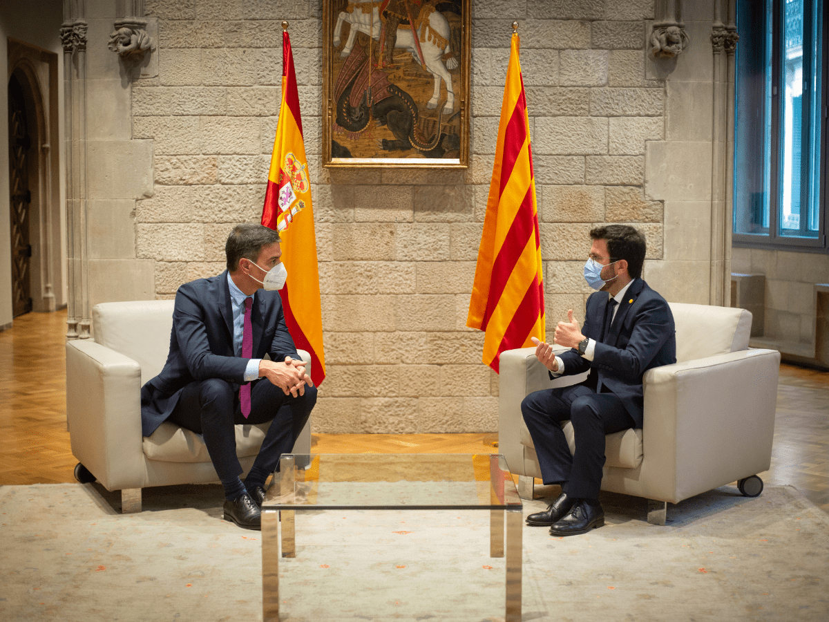 El presidente del Gobierno, Pedro Sánchez (i), y el de la Generalitat, Pere Aragonès (d), se reúnen en el Palau de la Generalitat antes de que se celebre la segunda reunión de la mesa del diálogo entre el Gobierno central y el Govern catalán