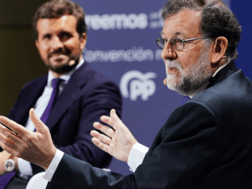 El líder del PP, Pablo Casado, y el expresidente Rajoy, intervienen en la Convención Nacional del PP celebrada en Santiago de Compostela, a 27 de septiembre de 2021, en Santiago de Compostela, Galicia, (España)