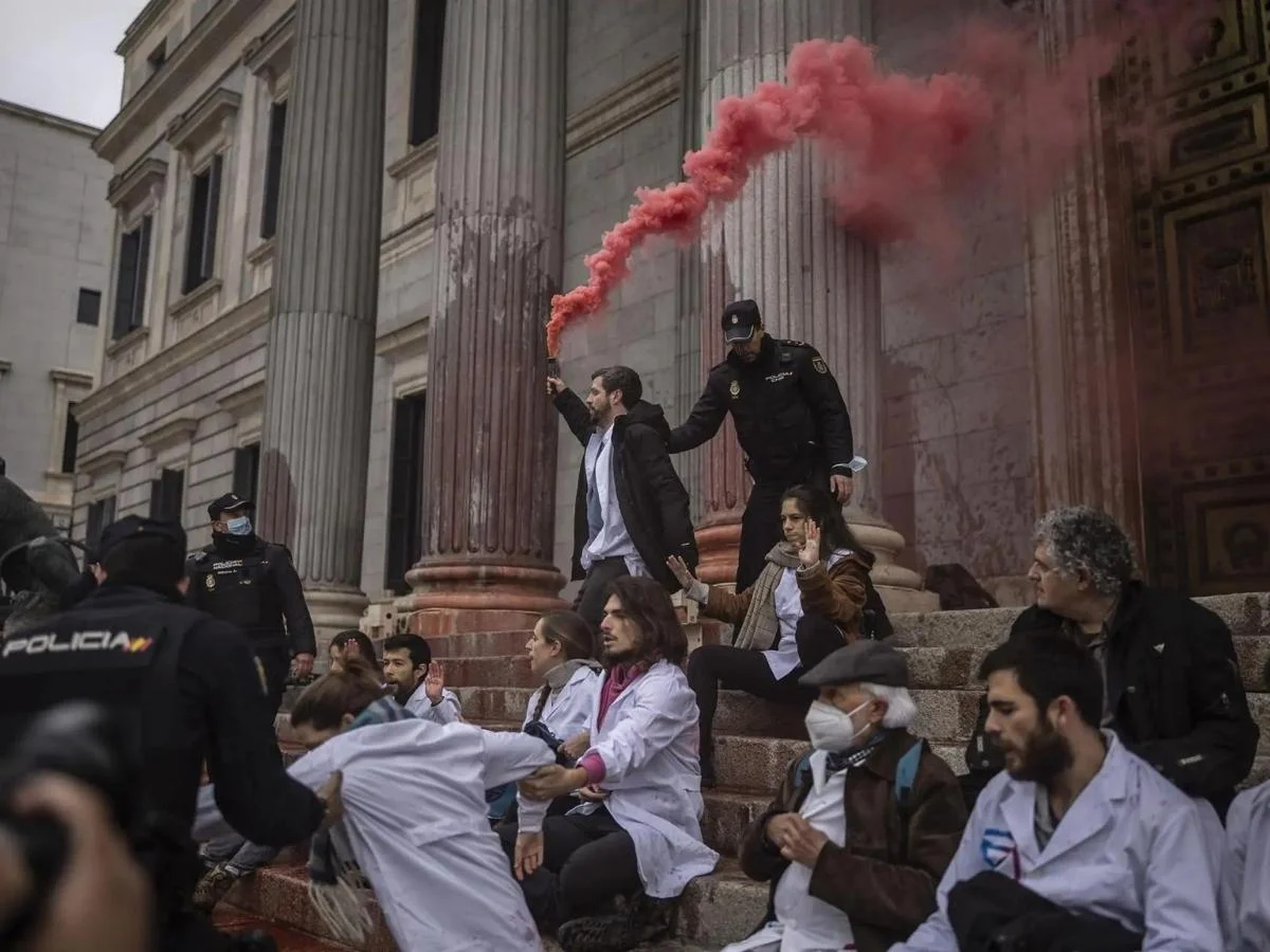 Activistas de ‘Rebelión científica’ arrojan pintura roja en la fachada del Congreso