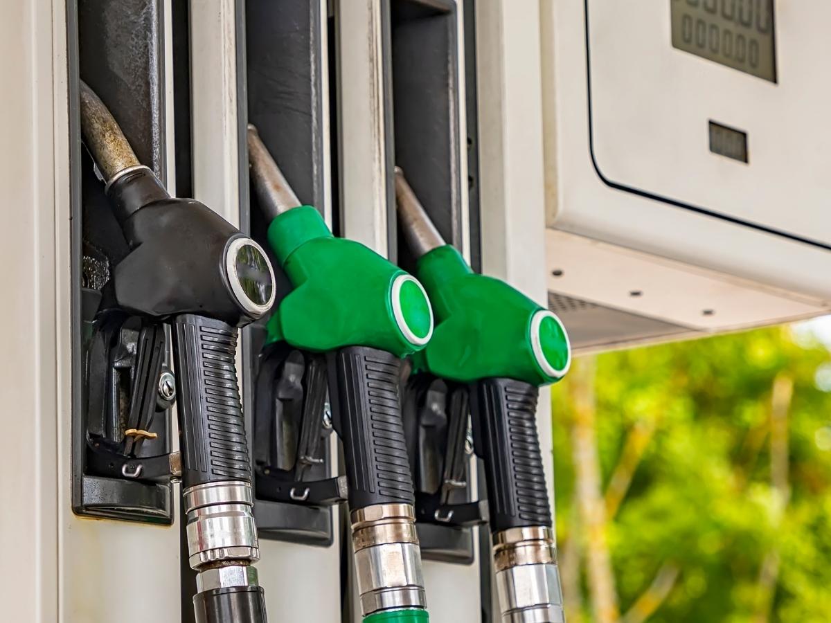 El precio de la gasolina y del diésel sube más de un 2% y ambos registran nuevos récords históricos