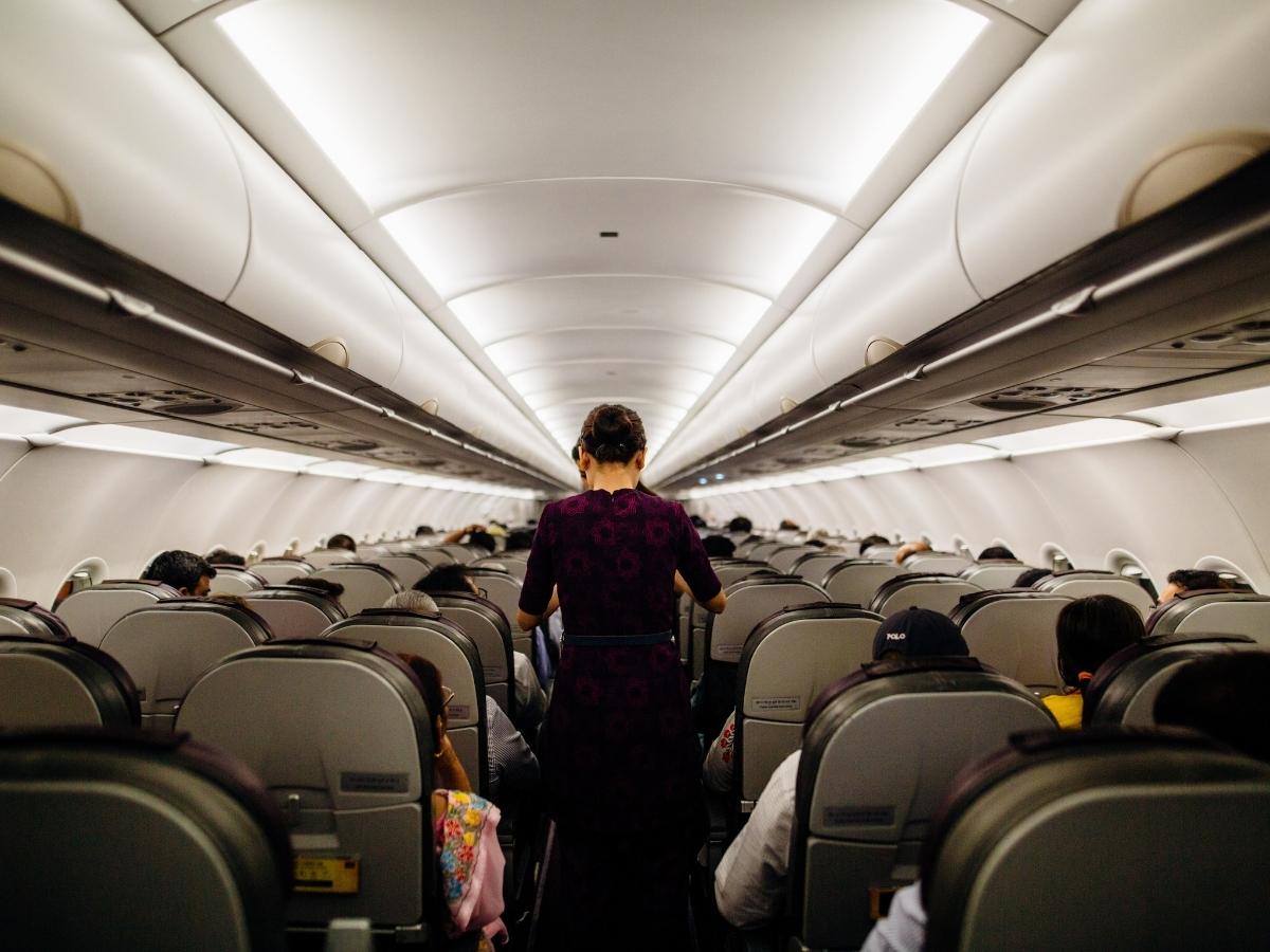 Una decena de aerolíneas cambia sus teléfonos con coste por líneas gratuitas tras las denuncias de Facua