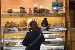 Archivo – Una mujer compra en una panadería,en Madrid, (España). – Marta Fernández Jara – Europa Press – Archivo