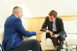 El alcalde de Madrid, José Luis Martínez-Almeida, en una reunión con su homólogo de Kiev, Vitali Klitschko - AYUNTAMIENTO DE MADRID