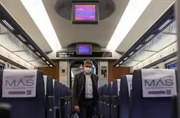 Archivo – Un pasajero en el interior del tren Avlo – Rober Solsona – Europa Press – Archivo
