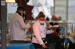 Archivo – Dos camareros trabajan en la terraza de un bar en el centro de Madrid – Tamara Rozas – Europa Press – Archivo