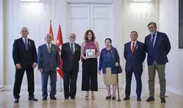 La presidenta de la Comunidad, Isabel Díaz Ayuso, recibe de representantes de la Sociedad Filantrópica de Milicianos Nacionales Veteranos la Medalla de Socia de Honor. - COMUNIDAD DE MADRID