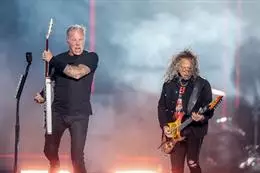 Los guitarristas James Hetfield y Kirk Hammett de la banda Metallica durante el primer día del festival Mad Cool 2022 en Valdebebas, a 6 de julio de 2022, en Madrid (España). – Ricardo Rubio – Europa Press