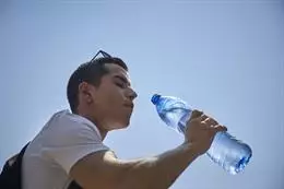 Un joven bebe agua – Jesús Hellín – Europa Press