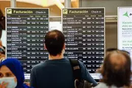 Pasajeros observan las pantallas con los vuelos de la Terminal 4 del Aeropuerto Adolfo Suárez Madrid Barajas. – Carlos Luján – Europa Press