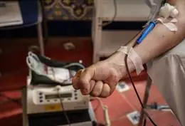Una persona dona sangre durante la presentación de la campaña de verano de donación de sangre, – Rober Solsona – Europa Press