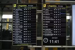 Archivo – Dos paneles de llegadas en el aeropuerto de Adolfo Suárez Madrid-Barajas. – Gustavo Valiente – Europa Press – Archivo