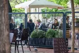 Archivo – Varias personas en la terraza de una cafetería en la plaza de Olavide – Ricardo Rubio – Europa Press – Archivo