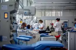 Archivo – Varias personas donan sangre en el centro de Transfusión de Valdebernardo, en Madrid (España). – Ricardo Rubio – Europa Press – Archivo