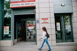 Archivo – Un mujer pasa por delante de una oficina del Servicio Público de Empleo Estatal (Sepe) – Carlos Luján – Europa Press – Archivo