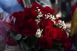 Archivo - Depositan rosas durante un homenaje a las 13 Rosas y los 43 Claveles en el 82º aniversario de su fusilamiento, en el Cementerio de la Almudena, a 5 de agosto de 2021. Archivo. - Alejandro Martínez Vélez - Europa Press - Archivo