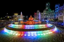 Fuentes de Cibeles con los colores del arcoiris durante el Orgullo LGTBIQ+. - A. Pérez Meca - Europa Press