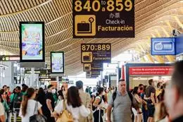 Archivo – Pasajeros con sus maletas en la Terminal 4 del Aeropuerto Adolfo Suárez Madrid-Barajas – Carlos Luján – Europa Press – Archivo
