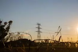 Un poste eléctrico, a 12 de enero del 2021, en Barcelona, Cataluña (España). Según los datos provisionales del Operador del Mercado Ibérico de Energía (OMIE), el precio promedio de la luz para los clientes de tarifa regulada vinculados al mercado mayorist - David Zorrakino - Europa Press
