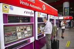 Una persona en una de las máquinas de venta de billetes en la estación Madrid-Atocha Cercanías, en Madrid (España). – Jesús Hellín – Europa Press