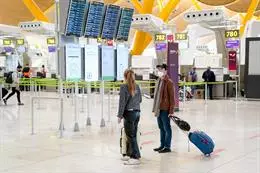 Archivo – Dos personas con su equipaje en la T4 del aeropuerto Adolfo Suárez, Madrid-Barajas durante el primer día laboral tras el estado de alarma, a 10 de mayo de 2021, en Madrid (España). – A. Pérez Meca – Europa Press – Archivo(1)