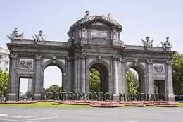Archivo – Letras gigantes formando la palabra ‘Patrimonio Mundial’ en la Puerta de Alcalá, a 10 de agosto de 2021 – Alejandro Martínez Vélez – Europa Press – Archivo