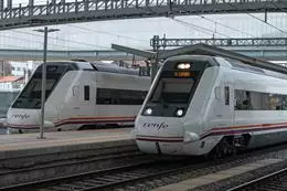 Trenes de cercanías parados en las vías de la estación de trenes de Santiago de Compostela – César Arxina – Europa Press