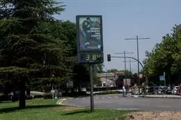 Archivo - Un termómetro marca 38º, a 12 de julio de 2022, en Madrid (España). - Ricardo Rubio - Europa Press - Archivo