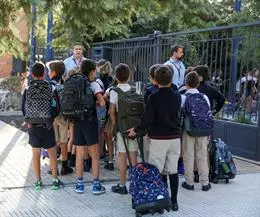 Varias niños a la entrada del colegio de la Alameda de Osuna - Marta Fernández Jara - Europa Press