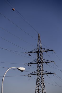 El precio medio de la luz para los clientes de tarifa regulada vinculados al mercado mayorista se situó en septiembre en 243,55 euros por megavatio hora (MWh), casi un 21% menos que los 307,75 euros/MWh que registró en agosto, cuando alcanzó su nivel más alto para un mes en la historia.