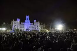 Numerosas personas observan y registran con sus móviles el espectáculo visual realizado mediante videomapping en la fachada del Ayuntamiento de Madrid – Jesús Hellín – Europa Press