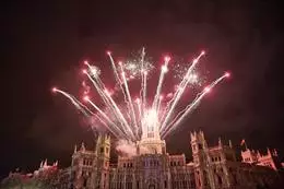 Fuegos artificiales tras la proyección del espectáculo visual realizado mediante videomapping sobre la fachada del Ayuntamiento de Madrid – Jesús Hellín – Europa Press