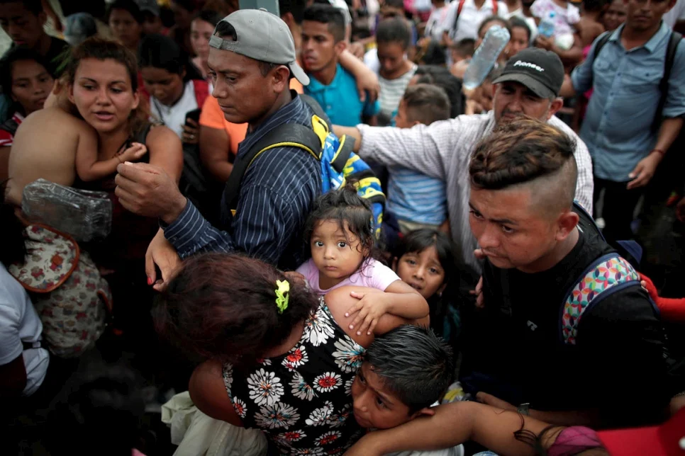 Niños migrantes y refugiados centroamericanos esperan con sus padres para solicitar asilo en un punto de control en Ciudad Hidalgo, México. © REUTERS / Ueslei Marcelino
