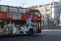 Archivo - Un bus turístico circula por el centro de la capital. Archivo. - Jesús Hellín - Europa Press - Archivo