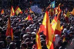 Miles de personas se manifiestan contra el Gobierno de Pedro Sánchez - Fernando Sánchez - Europa Press