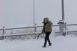 Una mujer camina por una calle cubierta de nieve, a 26 de enero de 2023, en Pedrafita do Cebreiro, Lugo, Galicia (España). Hay un corredor que forman el anticiclón al norte de la Península y una borrasca sobre el Mediterráneo, lo que está provocando direc – Carlos Castro