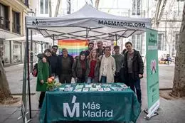 La candidata de Más Madrid a la Presidencia de la Comunidad, Mónica García, visita El Rastro con otros diputados y ediles. - MÁS MADRID