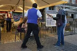 Archivo - Un camarero en una terraza del centro de Madrid. - Jesús Hellín - Europa Press - Archivo