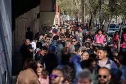 Numerosas personas esperan para entrar en el acto de la plataforma SUMAR, en el polideportivo Antonio Magariños – Alejandro Martínez Vélez – Europa Press