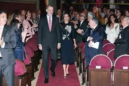 La Reina Letizia y el Rey Felipe a su llegada al acto conmemorativo del bicentenario del Ateneo de Madrid, a 11 de abril de 2023 – José Oliva – Europa Press
