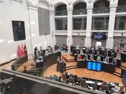 El concejal de Más Madrid Félix López-Rey con una señal de Metro en el Pleno de Cibeles – EUROPA PRESS