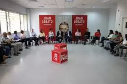 El candidato del PSOE a la Presidencia de la Comunidad de Madrid, Juan Lobato, durante un encuentro en San Sebastián de los Reyes. - PSOE-M