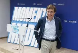 El alcalde de Madrid y candidato del PP para la reelección, José Luis Martínez Almeida, durante la reunión con los miembros de la lista con la que concurrirá a las elecciones municipales. – Eduardo Parra – Europa Press